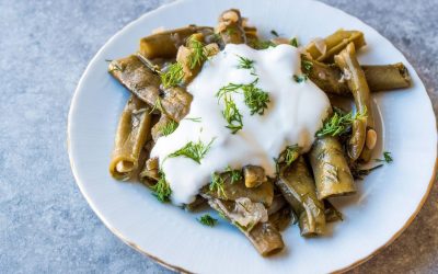 turkish-food-broad-beans-with-yogurt-dill-and-olive-oil-zeytinyagli-bakla-traditional-food-MPE5D3-transformed